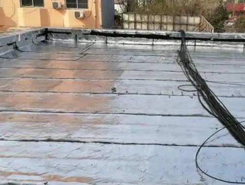望花卫生间漏水维修公司分享下望花屋面楼顶防水刚性防水层施工要点。